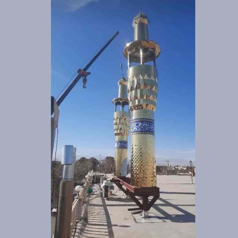 گلدسته با روکش استیل طلایی قطر دایره ۱.۵متر به ارتفاع ۱۰متر